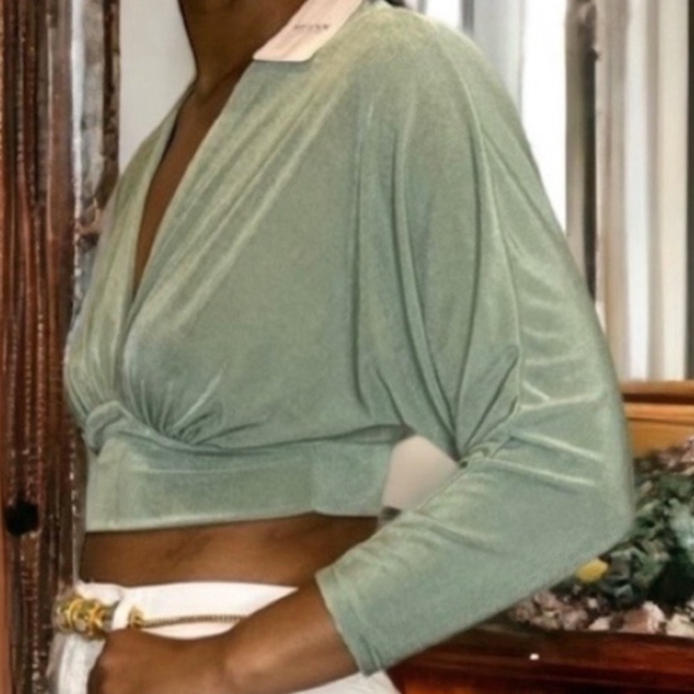 NWT Long sleeve crop Italian made top deep V neckline stretch top Womens Sz S